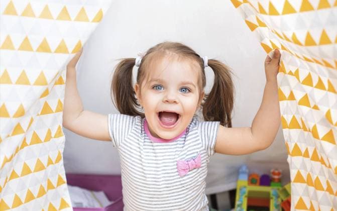 Creative Highlights Symbolbilder Cute little girl in casual clothes laughing at camera with various toys at home Copyright: imageBROKER DashaxPetrenko ibxiqx10541393.jpg ,model released, Symbolfoto ,property released