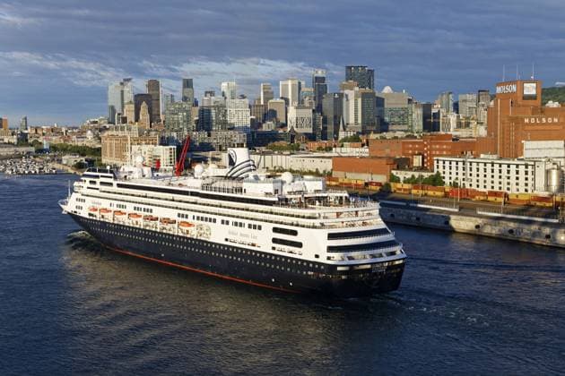 Ankunft eines Kreuzfahrtschiffs im Alten Hafen, Montreal, Provinz Quebec, Kanada, Nordamerika Cruise ship arrival in Old Port, Montreal, Province of Quebec, Canada, North America Copyright: imageBROKER GuentherxSchwermer iblgsc11025387.jpg RECORD DATE NOT STATED