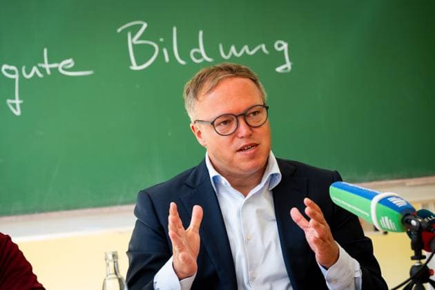 PRESSEKONFERENZ SCHULJAHRESAUFTAKT CDU THÜRINGEN 29 07 2024 - Erfurt: Der Spitzenkandidat der CDU Thüringen für die Landtagswahl 2024, Mario Voigt, in der Pressekonferenz. Pressekonferenz der CDU Thüringen zum Beginn des neuen Schuljahres im Evangelischen Ratsgymnasium in Erfurt. _________________ *** PRESS CONFERENCE SCHOOL YEAR CALL CDU THURINGIA 29 07 2024 Erfurt The CDU Thuringias top candidate for the 2024 state elections, Mario Voigt, at the CDU Thuringia press conference at the start of the new school year at the Evangelisches Ratsgymnasium in Erfurt