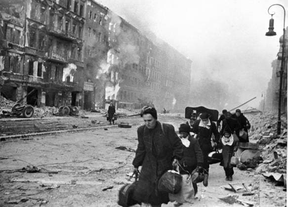 Archivbilder der Woche KW31 BERLIN TOWNSFOLK 45123 03.06.1945 Germans return to Berlin after the Soviet victory. Temin Sputnik Berlin Germany  Copyright: xTeminx