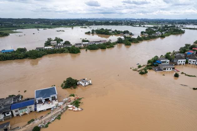 News Themen der Woche KW31 News Bilder des Tages (240729) -- CHANGSHA, July 29, 2024 -- An aerial drone photo taken on July 29, 2024 shows the scene of a dike breach in Yisuhe Town of Xiangtan County, central China s Hunan Province. A total of 3,832 residents have been evacuated after a river dike breached in central China s Hunan Province on Sunday, local authorities said on Monday morning. The dike breach occurred at around 8 p.m. Sunday in the Juanshui River in Yisuhe Town of Xiangtan County, Xiangtan City, according to the city s flood control and drought relief headquarters. No casualties have been reported so far. The headquarters said 1,205 people, including armed police, militia and professional rescuers, have been mobilized into rescue and relief work, assisted by more tha 