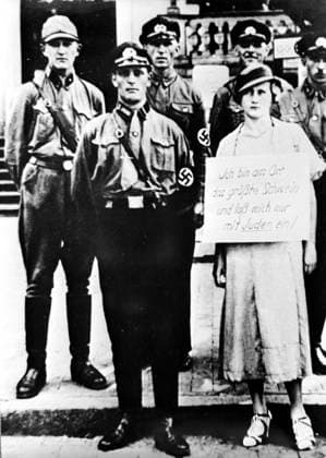 Archivbilder der Woche KW31 Hamburg resident with mocking poster on her neck 577463 20.04.1945 Reproduction of the 1945 photo. Hamburg resident with a mocking poster on her neck (the text on the poster: I m the biggest pig in the village and want to deal with Jews only ) surrounded by fascists from SA (Storm Detachment). RIA Novosti Sputnik Hamburg Germany  Copyright: xRIAxNovostix