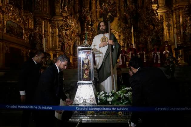Relics Of St. Jude Thaddeus Arrive In Mexico A group of people is arranging relics of St. Jude Thaddeus inside the Metropolitan Cathedral in Mexico City, Mexico, a work being carried out jointly by the Primate Archdiocese of Mexico and the Dr. Simi Foundation. This relic is of the first degree, as it is the bone of one of the arms of the saint, who is venerated by millions of faithful throughout the world of Catholicism. Mexico City Mexico City Mexico  Copyright: xGerardoxVieyrax originalFilename: vieyra-notitle240729_npA6t.jpg