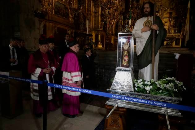 Relics Of St. Jude Thaddeus Arrive In Mexico I am viewing the relics of St. Jude Thaddeus inside the Metropolitan Cathedral in Mexico City, Mexico, on a work carried out jointly by the Primate Archdiocese of Mexico and Dr. Simi s Foundation. This is a relic of the first degree, as it is the bone of one of the arms of the saint, who is venerated by millions of faithful throughout the world of Catholicism. Mexico City Mexico City Mexico  Copyright: xGerardoxVieyrax originalFilename: vieyra-notitle240729_npgWi.jpg