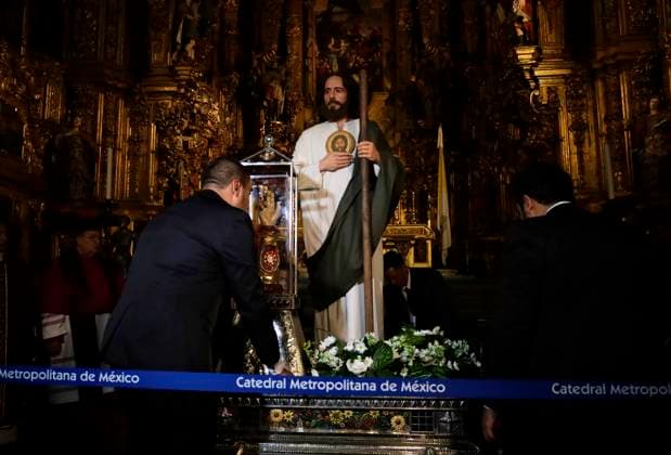 Relics Of St. Jude Thaddeus Arrive In Mexico A group of people is arranging relics of St. Jude Thaddeus inside the Metropolitan Cathedral in Mexico City, Mexico, a work being carried out jointly by the Primate Archdiocese of Mexico and the Dr. Simi Foundation. This relic is of the first degree, as it is the bone of one of the arms of the saint, who is venerated by millions of faithful throughout the world of Catholicism. Mexico City Mexico City Mexico  Copyright: xGerardoxVieyrax originalFilename: vieyra-notitle240729_npSRx.jpg