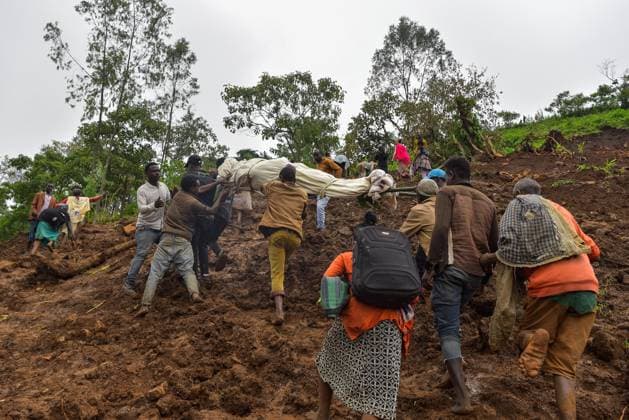 News Themen der Woche KW31 (240730) -- ADDIS ABABA, July 30, 2024 -- Locals transfer the remains of a victim found at a landslide site in Ethiopia s southern district of Geze Gofa on July 29, 2024. The death toll from recent landslides in Ethiopia has risen to 257 and could reach up to 500. More than 15,500 people were affected by the landslides, including at least 1,320 children under the age of five and 5,293 pregnant and nursing mothers, according to the latest situation update by the United Nations Office for the Coordination of Humanitarian Affairs (UNOCHA). ) (SpotNews)ETHIOPIA-GEZE GOFA-LANDSLIDE VICTIMS MichaelxTewelde 