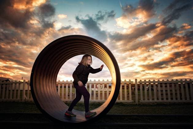 IMAGO Creative, Jahreszeit Herbst, Ferien Happy young girl playing at park sunset Wooster, Ohio, United States CR_JOKU240726-1472791-01 ,model released, Symbolfoto