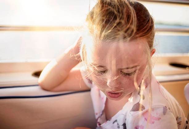 Creative Highlights Symbolbilder Close up young girl with freckles riding on boat Wooster, Ohio, United States CR_JOKU24072693-1472256-01 ,model released, Symbolfoto