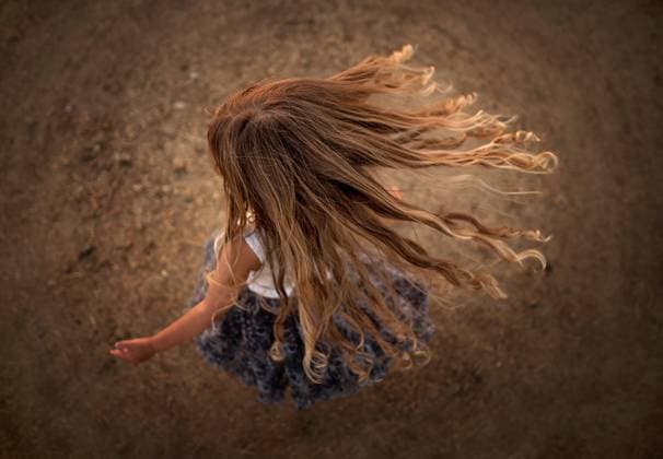 Creative Highlights Symbolbilder Top view young girl twirling with long blonde curls Wooster, Ohio, United States CR_JOKU24072693-1472308-01 ,model released, Symbolfoto