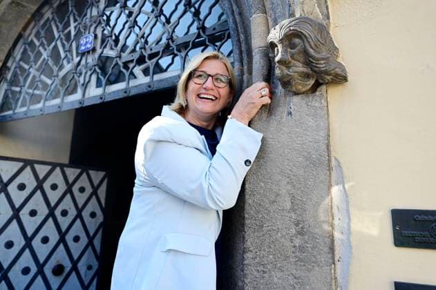 Anke Rehlinger bei einer Sightseeing-Tour durch die Görlitzer Altstadt, hier am Flüsterbogen, einer Touristenattraktion am Untermarkt, anläßlich einer Wahlkampfveranstaltung der SPD zur Landtagswahl in Sachsen. Görlitz, 29.07.2024 *** Anke Rehlinger on a sightseeing tour through the old town of Görlitz, here at the Flüsterbogen, a tourist attraction on Untermarkt, on the occasion of an SPD election campaign event for the state elections in Saxony Görlitz, 29 07 2024 Foto:xM.xWehnertx xFuturexImagex rehlinger_4701