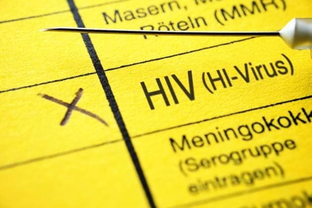 FOTOMONTAGE, Impfausweis mit dem Schriftzug HIV, Impfung gegen HIV-Infektion *** PHOTOMONTAGE, vaccination card with the lettering HIV, vaccination against HIV infection ** NUR FUER REDAKTIONELLE ZWECKE ** EDITORIAL USE ONLY **