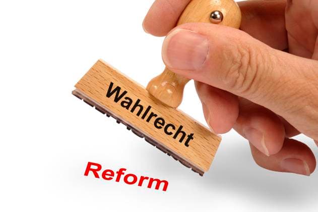 Wahlrechtsreform Ein Holzstempel ist beschriftet mit dem Aufdruck: Wahlrecht und dem Abdruck: Reform *** Electoral law reform A wooden stamp is inscribed with the words Wahlrecht and the imprint Reform