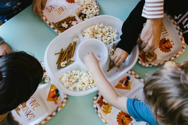 Kids eat Thanksgiving snacks together from above at home Annandale, Virginia, United States R_WVNP240726-1472873-01 ,model released, Symbolfoto