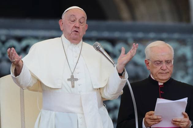 News Themen der Woche KW31 July 30, 2024 - POPE FRANCIS duribg the audience to Pilgrims by Coetus Internationalis Ministrantium (altar boys and girls) in St. Peters s Square at Vatican City State EvandroInetti_via ZUMA Wire Vatican City State - ZUMAi15_ 20240730_zaf_i15_006 Copyright: xEvandroxInettix