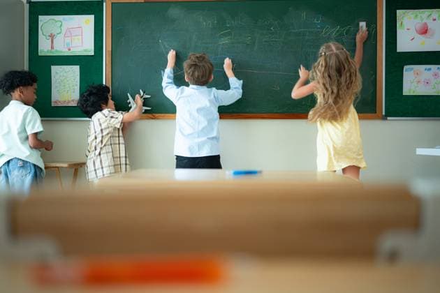Before beginning their academic day, Children like writing on the chalkboard. Before beginning their academic day, Children like writing on the chalkboard. ,model released, Symbolfoto Copyright: xZoonar.com WosunanxPhotostoryx 21677917 ,model released, Symbolfoto ,property released