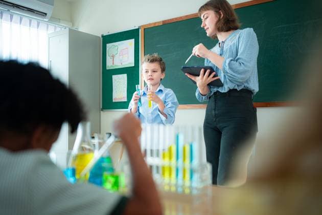 Teacher and students, Learn and experiment with science in a school science classroom. Teacher and students, Learn and experiment with science in a school science classroom. ,model released, Symbolfoto Copyright: xZoonar.com WosunanxPhotostoryx 21677937 ,model released, Symbolfoto ,property released