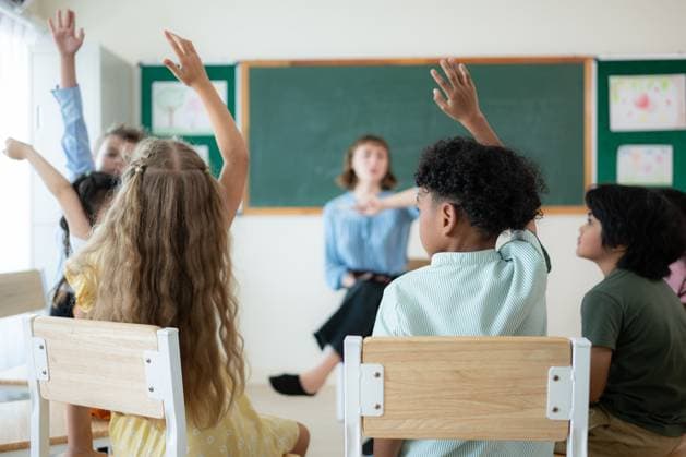Teacher and students, Learn and study in a classroom of school where youngsters sit and listen attentively. Teacher and students, Learn and study in a classroom of school where youngsters sit and listen attentively. ,model released, Symbolfoto Copyright: xZoonar.com WosunanxPhotostoryx 21678142 ,model released, Symbolfoto ,property released