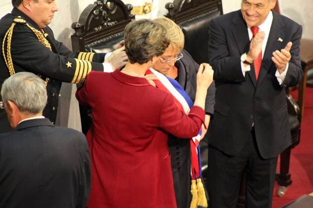 40311024. Valparaiso.- La presidenta chilena Michelle Bachelet asumio hoy como nueva presidenta de Chile para el periodo 2014-2018, en un acto solemne realizado en el Salon de Honor del Congreso Nacional ubicado en Valparaiso. En la imagen, la presidenta del Senado, Isabel Allende Bussi, le coloca la banda presidencial a Bachelet ante el ahora ex mandatario Sebastian Pinera. NOTIMEX FOTO JULIO WRIGHT FRE POL VALPARAÃ?SO CHILE EDITORIAL USE ONLY Copyright: xx NTX11000000 JULIOxWRIGHTx notimexpix462823