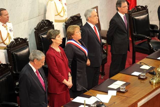 40311027. Valparaiso.- La presidenta chilena Michelle Bachelet asumio hoy como nueva presidenta de Chile para el periodo 2014-2018, en un acto solemne realizado en el Salon de Honor del Congreso Nacional ubicado en Valparaiso. En la imagen, la presidenta del Senado, Isabel Allende Bussi, le coloca la banda presidencial a Bachelet ante el ahora ex mandatario Sebastian Pinera. NOTIMEX FOTO JULIO WRIGHT FRE POL VALPARAÃ?SO CHILE EDITORIAL USE ONLY Copyright: xx NTX11000000 JULIOxWRIGHTx notimexpix462824