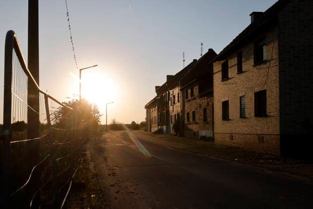 Der Ort Kerpen Manheim (Manheim alt) nahe des Tagebau Hambach ist ein sogenannter Lost Place, da viele Bewohner den Ort bereits aufgegeben und ihre Häuser verlassen haben. Manheim liegt in der Abbauzone des Tagebaus Hambach und soll dem Braunkohletagebau nach den Plänen von RWE bis zum Jahr 2024 weichen. Im einstigen Heimatdorf von Formel-1-Star Michael Schumacher stehen heute noch die Kirche St. Albanus und St. Leonhardus sowie vereinzelte Häuser, in der überwiegenden Zahl verlassen und verrammelt. (Themenbild, Symbolbild) Kerpen, 30.07.2024 NRW Deutschland *** The village of Kerpen Manheim Manheim alt near the Hambach opencast mine is a so-called lost place, as many residents have already abandoned the village and left their homes Man Copyright: xChristophxHardtx