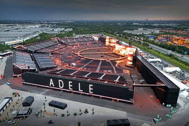 Bilder des Jahres 2024, Entertainment 07 Juli Entertainment Bilder des Tages Soundcheck von Adele am31.07.2024 in der fertiggestellten Open Air Arena fuer die Europa Konzerte im August auf dem Freigelaende der Messe Muenchen. Der globale Superstar Adele gastiert am 2., 3., 9. und 10. August 2024 in Muenchen. Auf dem Gelaende der Messe Muenchen an der Autobahn A94 wird Adele in einer Open-Air-Situation auftreten, die ausschliesslich fuer diese besonderen Konzerte geschaffen wurde. a *** Soundcheck by Adele on31 07 2024 in the completed Open Air Arena for the European concerts in August on the open-air grounds of Messe Muenchen The global superstar Adele will perform in Munich on 2 , 3 , 9 and 10 August 2024 On the grounds of Messe Muenchen on the A94 freeway, Adele will perform in an open-air situation created