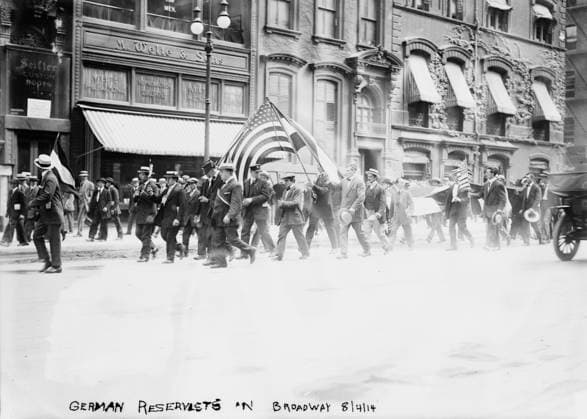 RECORD DATE NOT STATED German Reservists in Broadway i.e., Fifth Avenue , 4 Aug 1914 (date created or published later). German reserve soldiers marching on Fifth Avenue, New York City at start of World War I. Copyright:xHeritagexArt HeritagexImagesxBainxNewsxServicex IMAGO, ! ACHTUNG: AUFNAHMEDATUM GESCHÄTZT!  Copyright:HeritagexArt HeritagexImagesxBainxNewsxServicex IMAGO