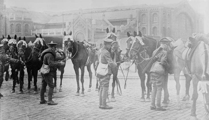 RECORD DATE NOT STATED British in Boulogne, between c1914 and c1915. British soldiers with horses in Boulogne, France during World War I. Copyright:xHeritagexArt HeritagexImagesxBainxNewsxServicex IMAGO, ! ACHTUNG: AUFNAHMEDATUM GESCHÄTZT!  Copyright:HeritagexArt HeritagexImagesxBainxNewsxServicex IMAGO