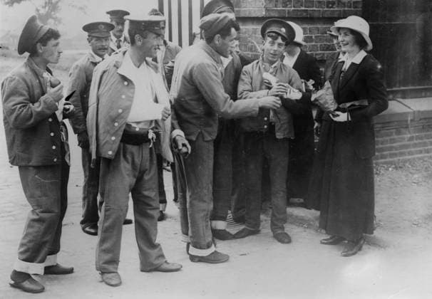 RECORD DATE NOT STATED Wounded heroes of the Battle of Mons, 1914. A woman with soldiers who were wounded in the Battle of Mons which took place on August 23, 1914 in France during World War I. Copyright:xHeritagexArt HeritagexImagesxBainxNewsxServicex IMAGO, ! ACHTUNG: AUFNAHMEDATUM GESCHÄTZT!  Copyright:HeritagexArt HeritagexImagesxBainxNewsxServicex IMAGO