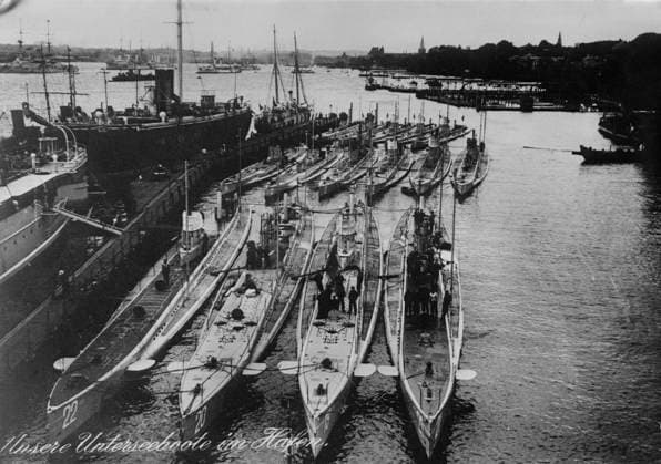 RECORD DATE NOT STATED German Submarines in harbor, between c1914 and c1915. German submarines in a harbor. Front row (left to right): U-22, U-20 (sank the Lusitania), U-19 and U-21. Back row (left to right): U-14, U-10 and U-12. Copyright:xHeritagexArt HeritagexImagesxBainxNewsxServicex IMAGO, ! ACHTUNG: AUFNAHMEDATUM GESCHÄTZT!  Copyright:HeritagexArt HeritagexImagesxBainxNewsxServicex IMAGO