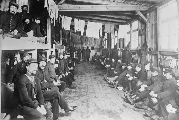 RECORD DATE NOT STATED Zossen, prisoners sleeping room, between 1914 and c1915. Prisoners in barracks at Zossen prisoner of war camp, Wu?nsdorf, Zossen, Germany, during World War I. Copyright:xHeritagexArt HeritagexImagesxBainxNewsxServicex IMAGO, ! ACHTUNG: AUFNAHMEDATUM GESCHÄTZT!  Copyright:HeritagexArt HeritagexImagesxBainxNewsxServicex IMAGO