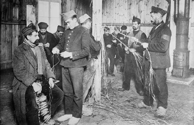 RECORD DATE NOT STATED Prisoners at Zossen making straw shoes, 24 Feb 1915 (date created or published later). Prisoners making shoes from straw at Zossen prisoner of war camp, Wu?nsdorf, Zossen, Germany, during World War I. Copyright:xHeritagexArt HeritagexImagesxBainxNewsxServicex IMAGO, ! ACHTUNG: AUFNAHMEDATUM GESCHÄTZT!  Copyright:HeritagexArt HeritagexImagesxBainxNewsxServicex IMAGO