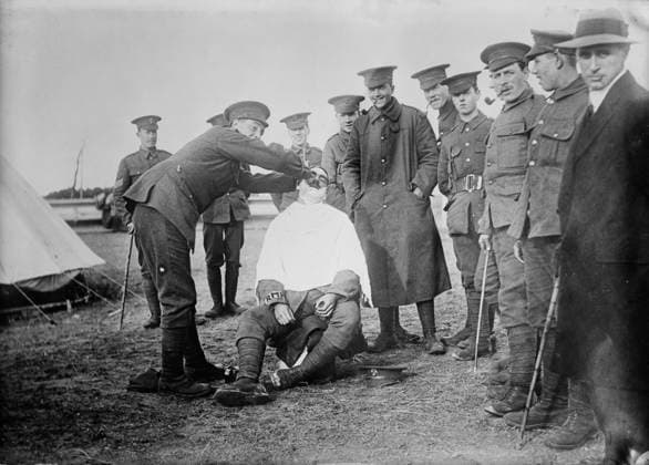 RECORD DATE NOT STATED British at Etaples, Feb. 1915 (date created or published later). British soldier being shaved at E?taples, France during World War I. Copyright:xHeritagexArt HeritagexImagesxBainxNewsxServicex IMAGO, ! ACHTUNG: AUFNAHMEDATUM GESCHÄTZT!  Copyright:HeritagexArt HeritagexImagesxBainxNewsxServicex IMAGO