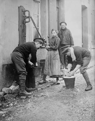 RECORD DATE NOT STATED Tommy Atkins at Etaples, between 1914 and c1915. Two British soldiers called Tommys, helping some local residents at a water pump, E?taples, France, during World War I. Copyright:xHeritagexArt HeritagexImagesxBainxNewsxServicex IMAGO, ! ACHTUNG: AUFNAHMEDATUM GESCHÄTZT!  Copyright:HeritagexArt HeritagexImagesxBainxNewsxServicex IMAGO