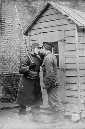 RECORD DATE NOT STATED Feu, s il vous plait, British & French at E?taples, between 1914 and c1915. British and French soldier lighting a cigarette at E?taples, France during World War I. Copyright:xHeritagexArt HeritagexImagesxBainxNewsxServicex IMAGO, ! ACHTUNG: AUFNAHMEDATUM GESCHÄTZT!  Copyright:HeritagexArt HeritagexImagesxBainxNewsxServicex IMAGO