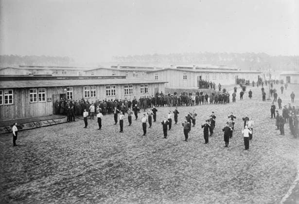 RECORD DATE NOT STATED Prison camp, Zossen, exercise, between 1914 and c1915. Prisoners exercising at Zossen prisoner of war camp, Wu?nsdorf, Zossen, Germany, during World War I. Copyright:xHeritagexArt HeritagexImagesxBainxNewsxServicex IMAGO, ! ACHTUNG: AUFNAHMEDATUM GESCHÄTZT!  Copyright:HeritagexArt HeritagexImagesxBainxNewsxServicex IMAGO
