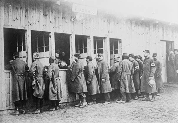 RECORD DATE NOT STATED Prisoners get rations, Zossen, between 1914 and c1915. Prisoners getting food at Zossen prisoner of war camp, Wu?nsdorf, Zossen, Germany, during World War I. Copyright:xHeritagexArt HeritagexImagesxBainxNewsxServicex IMAGO, ! ACHTUNG: AUFNAHMEDATUM GESCHÄTZT!  Copyright:HeritagexArt HeritagexImagesxBainxNewsxServicex IMAGO