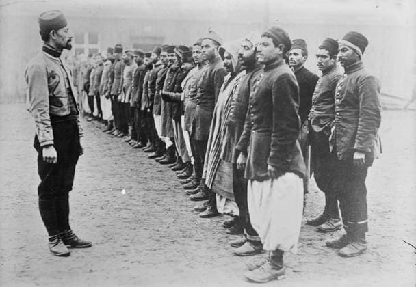 RECORD DATE NOT STATED Prisoners at Zossen, between 1914 and c1915. Prisoners standing in lines at Zossen prisoner of war camp, Wu?nsdorf, Zossen, Germany, during World War I. Copyright:xHeritagexArt HeritagexImagesxBainxNewsxServicex IMAGO, ! ACHTUNG: AUFNAHMEDATUM GESCHÄTZT!  Copyright:HeritagexArt HeritagexImagesxBainxNewsxServicex IMAGO