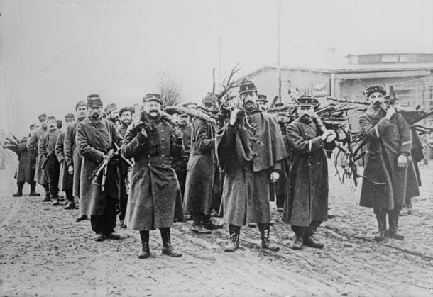 RECORD DATE NOT STATED Prisoners, bringing in wood, Zossen, between 1914 and c1915. Prisoners carrying branches at Zossen prisoner of war camp, Wu?nsdorf, Zossen, Germany, during World War I. Copyright:xHeritagexArt HeritagexImagesxBainxNewsxServicex IMAGO, ! ACHTUNG: AUFNAHMEDATUM GESCHÄTZT!  Copyright:HeritagexArt HeritagexImagesxBainxNewsxServicex IMAGO