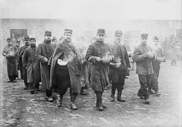 RECORD DATE NOT STATED Prisoners getting soup, Zossen, between 1914 and c1915. Prisoners with soup bowls at Zossen prisoner of war camp, Wu?nsdorf, Zossen, Germany, during World War I. Copyright:xHeritagexArt HeritagexImagesxBainxNewsxServicex IMAGO, ! ACHTUNG: AUFNAHMEDATUM GESCHÄTZT!  Copyright:HeritagexArt HeritagexImagesxBainxNewsxServicex IMAGO