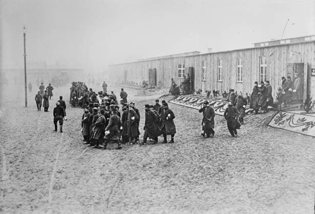 RECORD DATE NOT STATED Prison camp, Zossen, between 1914 and c1915. Prisoners outside a building at Zossen prisoner of war camp, Wu?nsdorf, Zossen, Germany, during World War I. Copyright:xHeritagexArt HeritagexImagesxBainxNewsxServicex IMAGO, ! ACHTUNG: AUFNAHMEDATUM GESCHÄTZT!  Copyright:HeritagexArt HeritagexImagesxBainxNewsxServicex IMAGO