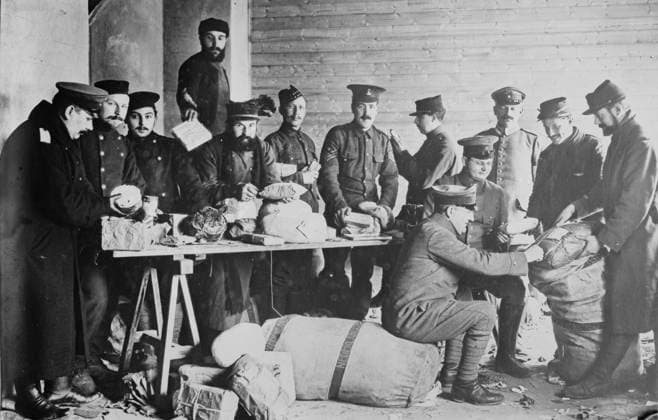 RECORD DATE NOT STATED British and French prisoners assorting mail, between 1914 and c1915. British and French soldiers who are prisoners of war, sorting mail during World War I. Copyright:xHeritagexArt HeritagexImagesxBainxNewsxServicex IMAGO, ! ACHTUNG: AUFNAHMEDATUM GESCHÄTZT!  Copyright:HeritagexArt HeritagexImagesxBainxNewsxServicex IMAGO