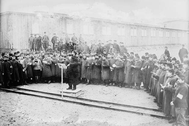 RECORD DATE NOT STATED Germany, French prisoners singing, between 1914 and c1915. French prisoners singing while standing in group outside of buildings, possibly at Zossen prisoner of war camp, Wu?nsdorf, Zossen, Germany, during World War I. Copyright:xHeritagexArt HeritagexImagesxBainxNewsxServicex IMAGO, ! ACHTUNG: AUFNAHMEDATUM GESCHÄTZT!  Copyright:HeritagexArt HeritagexImagesxBainxNewsxServicex IMAGO