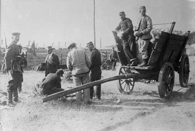 RECORD DATE NOT STATED Wynsdorf (Zossen), French prisoners receiving cabbages, 7 Jan 1915 (date created or published later). French prisoners at Zossen prisoner of war camp, Wu?nsdorf, Zossen, Germany, getting cabbages off a cart during World War I. Copyright:xHeritagexArt HeritagexImagesxBainxNewsxServicex IMAGO, ! ACHTUNG: AUFNAHMEDATUM GESCHÄTZT!  Copyright:HeritagexArt HeritagexImagesxBainxNewsxServicex IMAGO