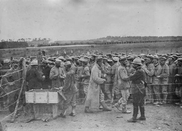 RECORD DATE NOT STATED German prisoners in France, between 1914 and 1918. German prisoners, possibly receiving food or supplies from camp staff in France during World War I. Copyright:xHeritagexArt HeritagexImagesxBainxNewsxServicex IMAGO, ! ACHTUNG: AUFNAHMEDATUM GESCHÄTZT!  Copyright:HeritagexArt HeritagexImagesxBainxNewsxServicex IMAGO