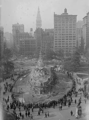 RECORD DATE NOT STATED U.S.S. Recruit, Union Sq., between c1915 and c1920. The U.S.S. Recruit, a wooden battleship built by the Navy in Union Square, New York City, to recruit seamen and sell Liberty Bonds from 1917 to 1920. Copyright:xHeritagexArt HeritagexImagesxBainxNewsxServicex IMAGO, ! ACHTUNG: AUFNAHMEDATUM GESCHÄTZT!  Copyright:HeritagexArt HeritagexImagesxBainxNewsxServicex IMAGO