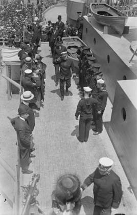 RECORD DATE NOT STATED Mayor Mitchel boarding U.S.S. Recruit, 30 May 1917. New York Mayor John Purroy Mitchel (1879-1918) boarding the U.S.S. Recruit, a fake battleship built in Union Square, New York City by the Navy to recruit seamen and sell Liberty Bonds during World War I. The photograph was taken on Memorial Day, May 30, 1917, the day of the launch of the ship. Copyright:xHeritagexArt HeritagexImagesxBainxNewsxServicex IMAGO, ! ACHTUNG: AUFNAHMEDATUM GESCHÄTZT!  Copyright:HeritagexArt HeritagexImagesxBainxNewsxServicex IMAGO