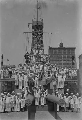 RECORD DATE NOT STATED Junior Naval Scouts on U.S.S. Recruit, 30 May 1917. Members of the Junior Naval Scouts aboard the U.S.S. Recruit, a fake battleship built in Union Square, New York City by the Navy to recruit seamen and sell Liberty Bonds during World War I. The photograph was taken on Memorial Day, May 30, 1917, the day of the launch of the ship. Copyright:xHeritagexArt HeritagexImagesxBainxNewsxServicex IMAGO, ! ACHTUNG: AUFNAHMEDATUM GESCHÄTZT!  Copyright:HeritagexArt HeritagexImagesxBainxNewsxServicex IMAGO