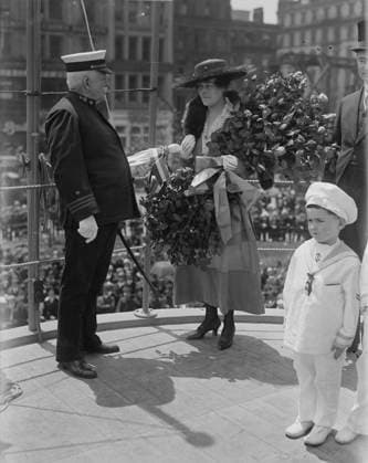 RECORD DATE NOT STATED Capt. & Mrs. Mitchel, Jack Adams, May 31 1917 (date created or published later). Captain Charles Albert Adams (1846-1929), a U.S. naval officer who served as the commander of the USS Recruit, a wooden mockup of a battleship built in Union Square, New York City by the Navy to recruit seamen and sell Liberty Bonds during World War I. With Adams are Mrs. Olive Mitchel, wife of New York Mayor John Purroy Mitchel (1879-1918) and a child, Jack Adams. The photograph was taken on Memorial Day, May 30, 1917, the day of the launch of the ship. Copyright:xHeritagexArt HeritagexImagesxBainxNewsxServicex IMAGO, ! ACHTUNG: AUFNAHMEDATUM GESCHÄTZT!  Copyright:HeritagexArt HeritagexImagesxBainxNewsxServicex IMAGO