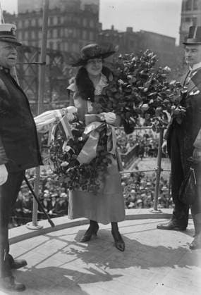 RECORD DATE NOT STATED Mrs. Hugh i.e. Hugo Johnstone, 30 May 1917. Captain Charles Albert Adams (1846-1929) (left), a U.S. naval officer who served as the commander of the USS Recruit, a wooden mockup of a battleship built in Union Square, New York City by the Navy to recruit seamen and sell Liberty Bonds during World War I. With Adams are Mrs. Mitchel (later Mrs. Hugo Johnstone), wife of New York Mayor John Purroy Mitchel (1879-1918) and Mayor Mitchell. The photograph was taken on Memorial Day, May 30, 1917, the day of the launch of the ship. Copyright:xHeritagexArt HeritagexImagesxBainxNewsxServicex IMAGO, ! ACHTUNG: AUFNAHMEDATUM GESCHÄTZT!  Copyright:HeritagexArt HeritagexImagesxBainxNewsxServicex IMAGO