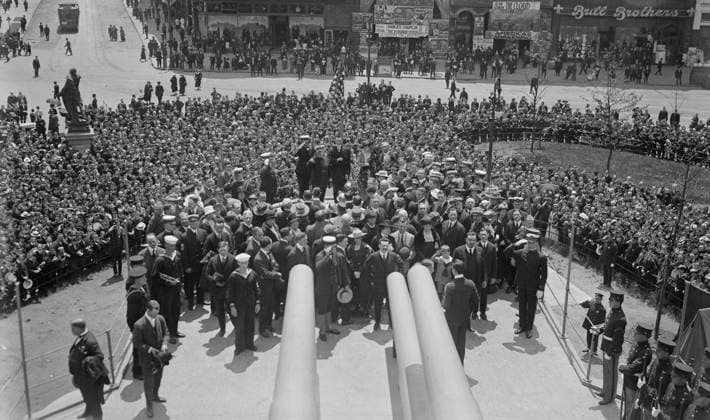 RECORD DATE NOT STATED Christening party on U.S.S. Recruit, 30 May 1917. A view from the U.S.S. Recruit, a fake battleship built in Union Square, New York City by the Navy to recruit seamen and sell Liberty Bonds during World War I. The photograph was taken on Memorial Day, May 30, 1917, the day of the launch of the ship. Copyright:xHeritagexArt HeritagexImagesxBainxNewsxServicex IMAGO, ! ACHTUNG: AUFNAHMEDATUM GESCHÄTZT!  Copyright:HeritagexArt HeritagexImagesxBainxNewsxServicex IMAGO